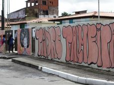 Imagem - Alunos protestam contra fechamento de colégio estadual em Salvador
