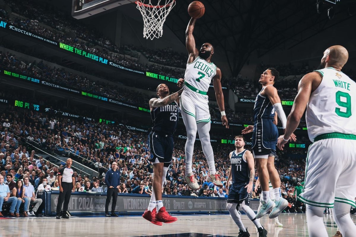 Boston Celtics vence Dallas Mavericks pela 3ª vez seguida e fica a uma vitória do título da NBA