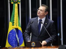 Imagem - Líder do PL na Câmara anuncia proposta para cortar salário de Eduardo Bolsonaro