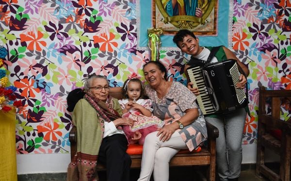 Amélia, à esquerda, e as três gerações juninas da família 