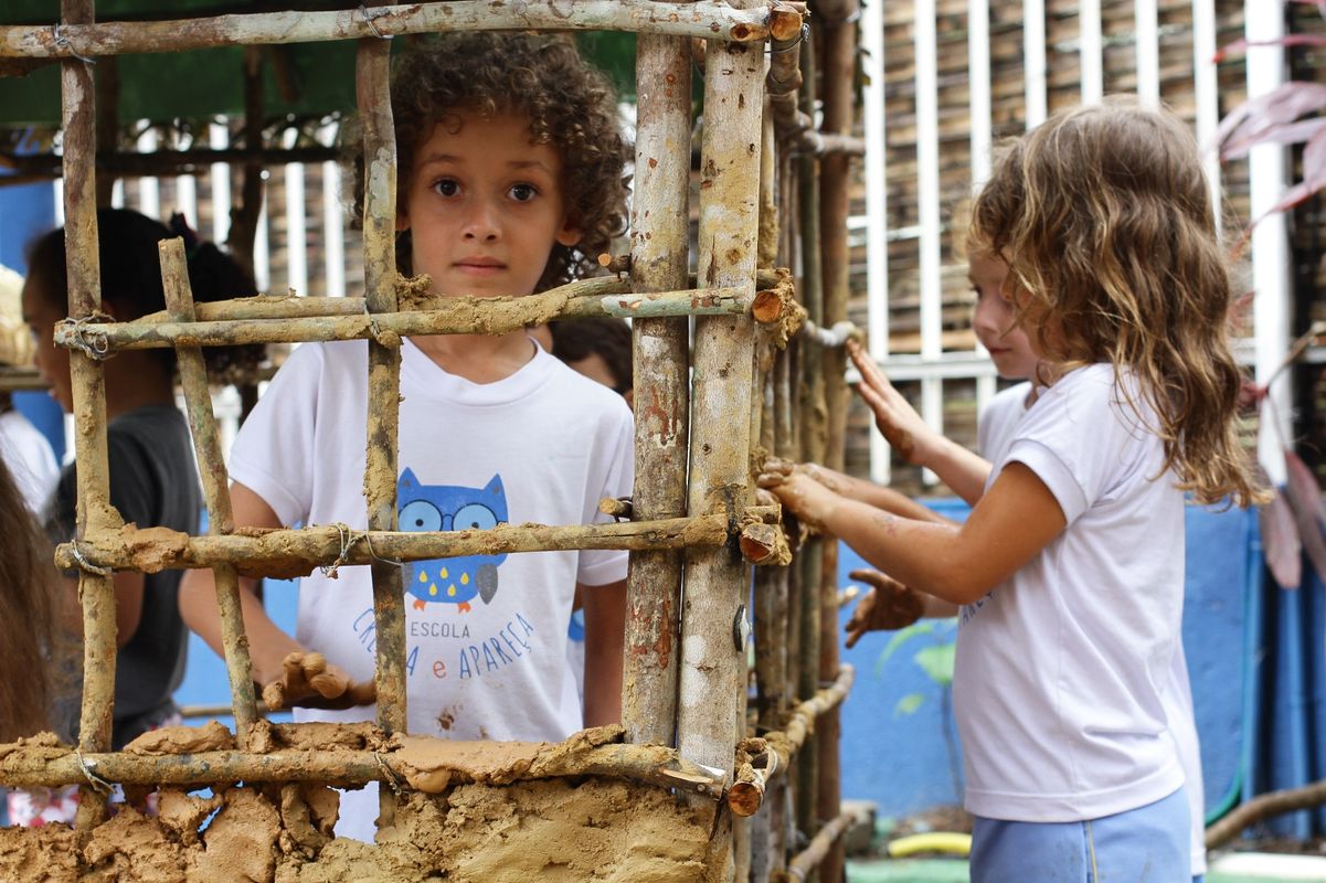 Na Escola Cresça e Apareça, as crianças plantaram milho e construíram uma casa de barro
