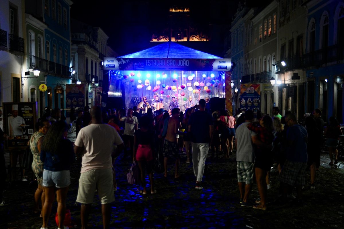 No Pelourinho, a festa é mais tranquila e tradicional