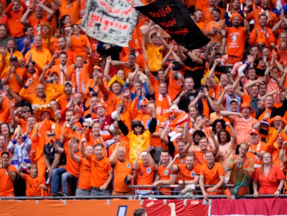 Imagem - Holanda estreia na Eurocopa com virada sobre a Polônia e invasão de torcida em Hamburgo
