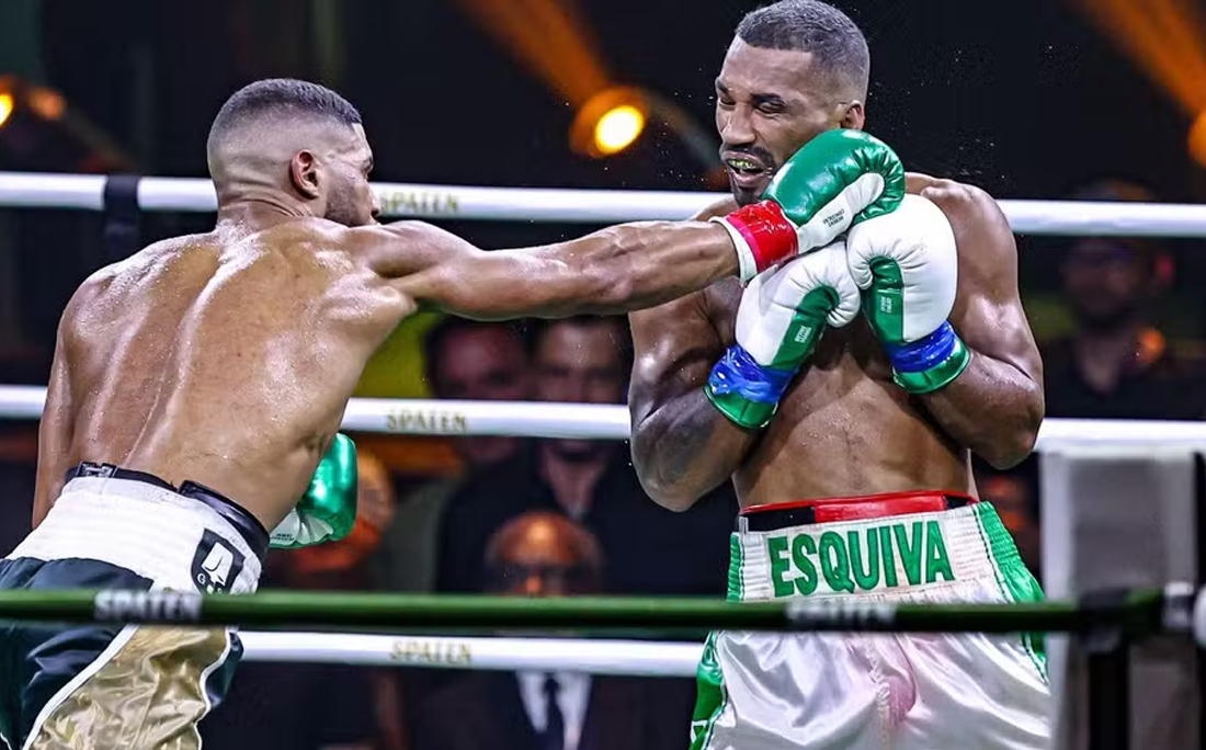Hebert Conceição golpeia Esquiva Falcão no Spaten Fight Night por Wander Roberto/Divulgação