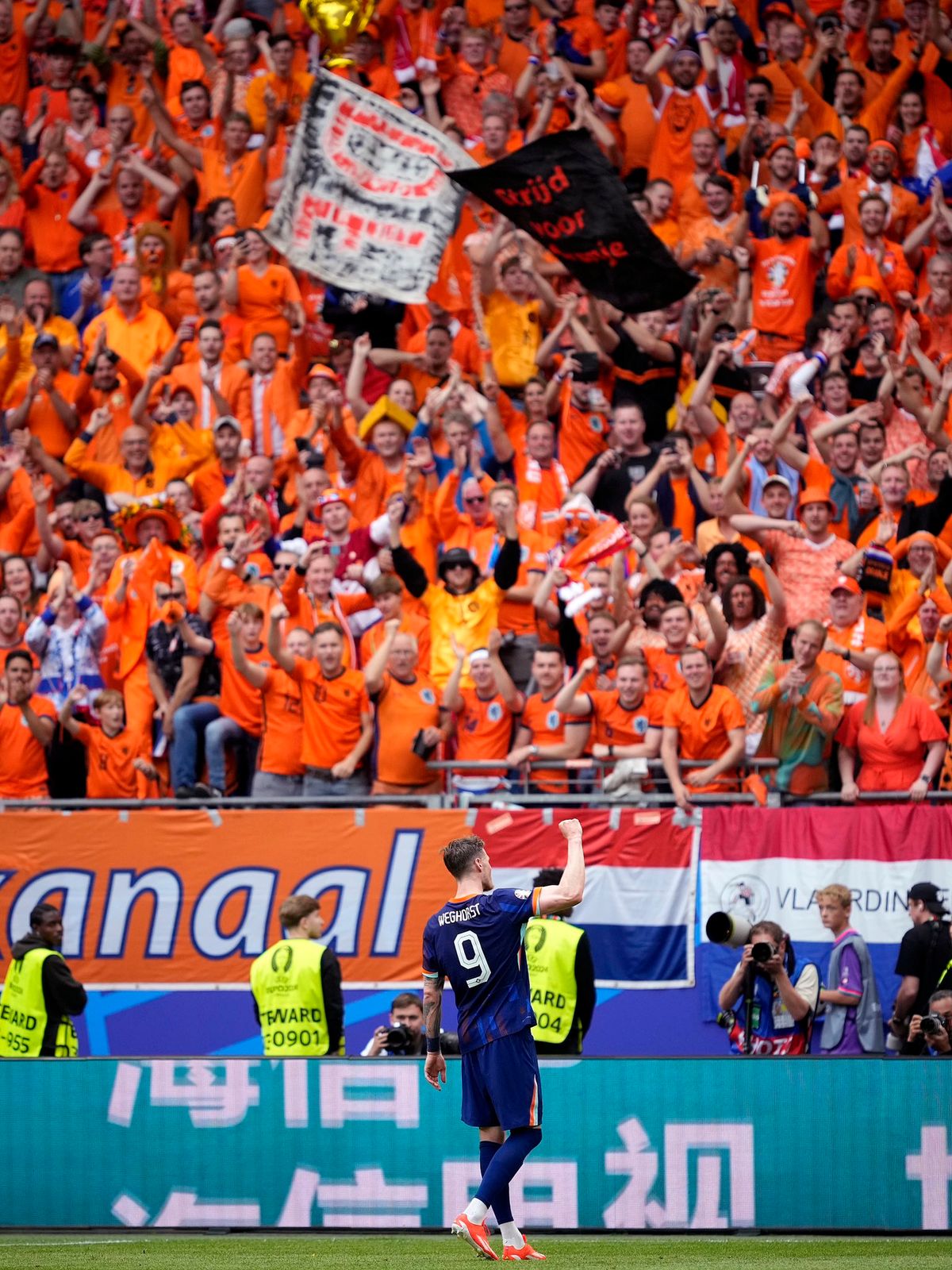 Holanda estreia na Eurocopa com virada sobre a Polônia e invasão de torcida em Hamburgo