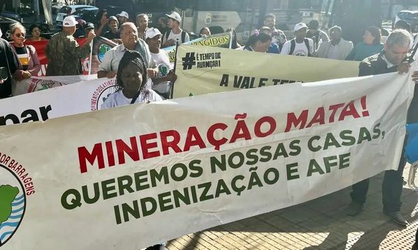 Atingidos pelo rompimento da barragem da mineradora Samarco realizaram uma manifestação em Belo Horizonte