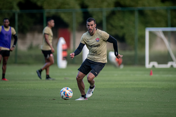 Com a suspensão de Willean Lepo, Raul Cáceres deve ser o titular do Vitória contra o Atlético-MG