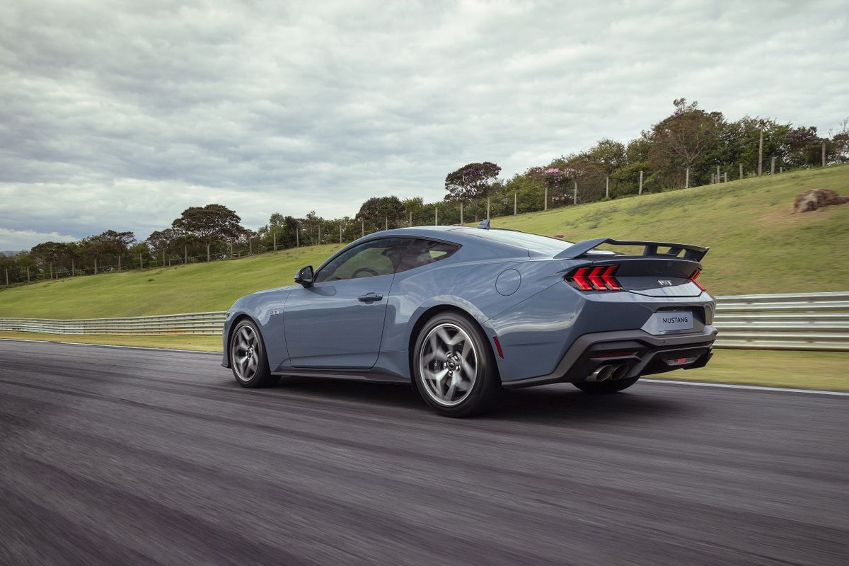 O Mustang acelera de 0 a 100 km/h em apenas 4,3 segundos e tem um porta-malas com capacidade para 382 litros