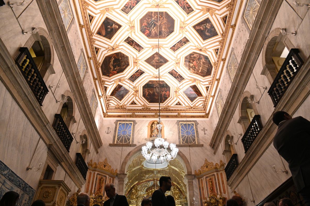 Toda a arte pintada no teto foi restaurada durante as obras