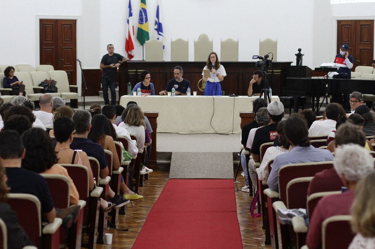 A votação ocorreu após três horas de reunião