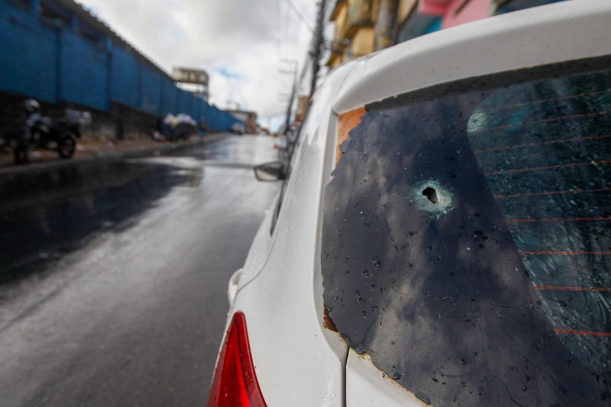 Disparos atingiram carros estacionados em Tancredo Neves