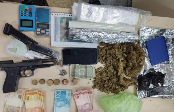 Dinheiro, arma e drogas foram encontradas com suspeito