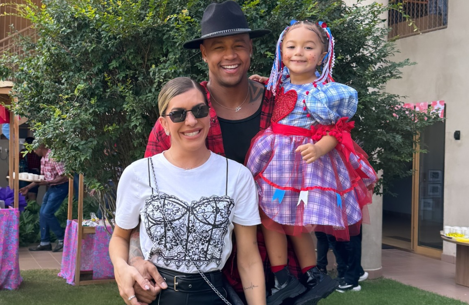 Léo Santana, Lore Improta e LIz por Redes sociais