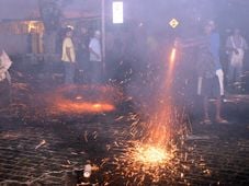 Imagem - Especialistas dão dicas de como escapar de queimaduras nas festas juninas