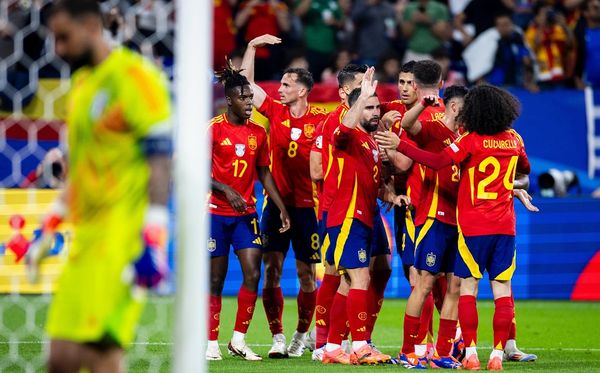 Jogadores da Espanha comemoram gol sobre a Itália