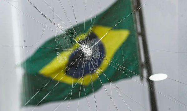 Móveis e janelas danificadas no Palácio do Planalto