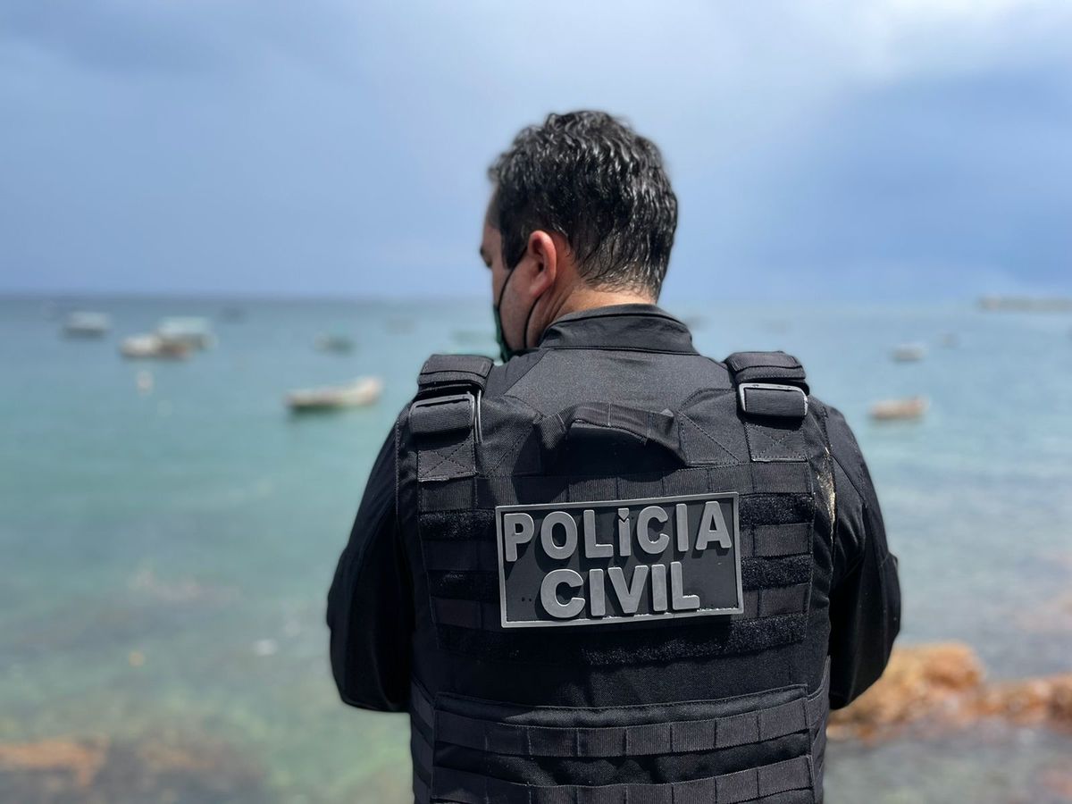 Imagem - Polícia faz operação contra o tráfico de drogas na Praia do Cantagalo