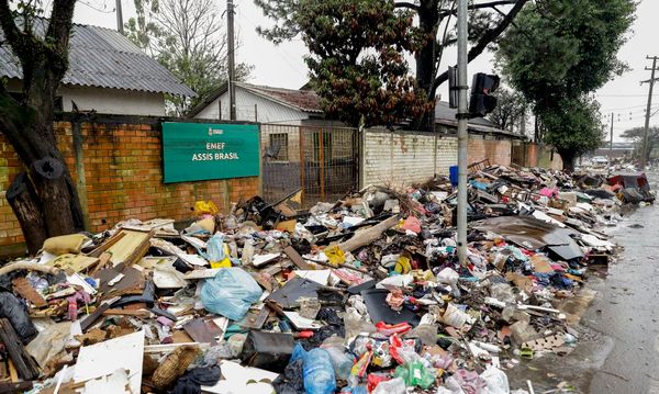 Lixo e entulho em frente a na Escola Municipal de Ensino Fundamental Assis Brasil, após enchente que atingiu toda a escola