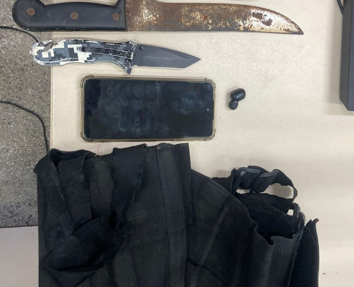 Com ele, foram encontrados um facão, um canivete, um celular e um fone de ouvido