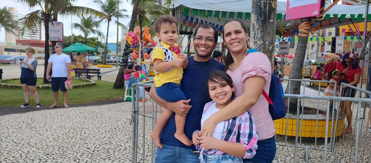 Tereza Nascimento, Almiro Junior e os filhos Paulo Henrique, 2 anos e Maria Fernanda, 10 anos  chegaram cedo ao arraiá 