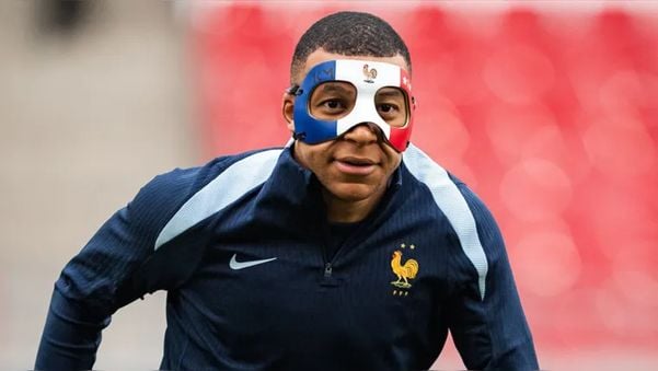 Mbappé treinou com máscara