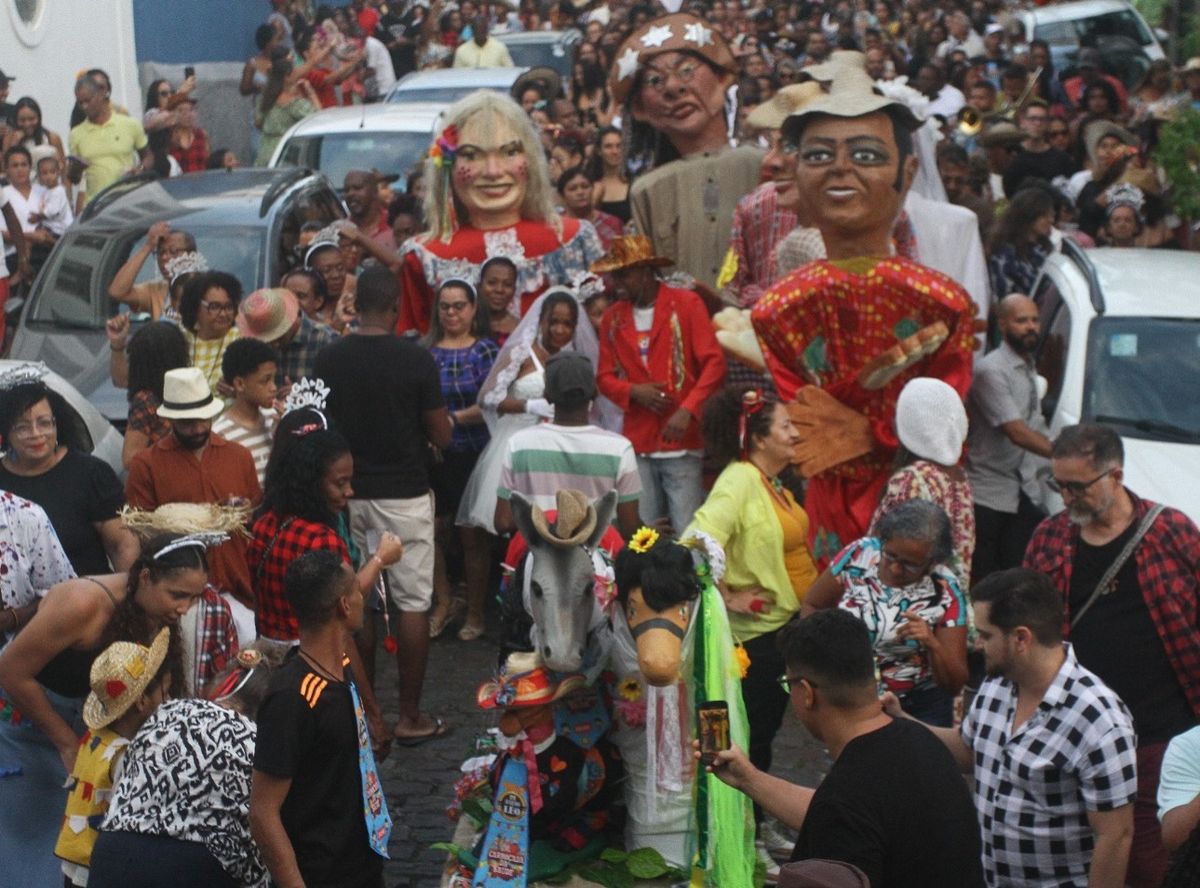 O desfile acontece pelas ruas da Saúde