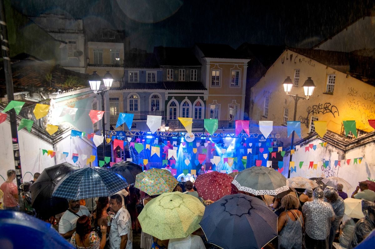 A escadaria encheu com guarda-chuvas e capas de chuva durante o show