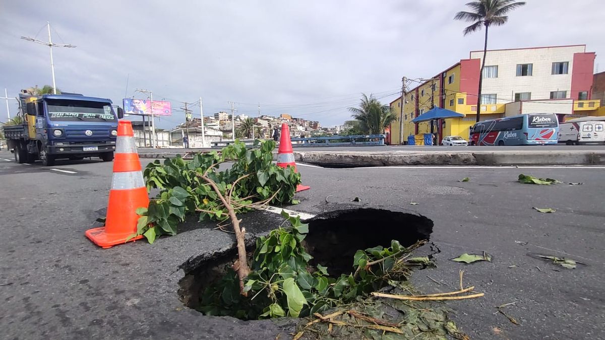 Buraco interdita trânsito na Orla