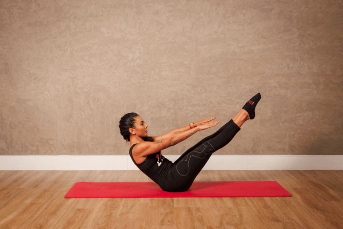 [Edicase]O exercício ‘the teaser’ alinha a coluna e fortalece os quadris (Imagem: Divulgação | Pure Pilates) por  