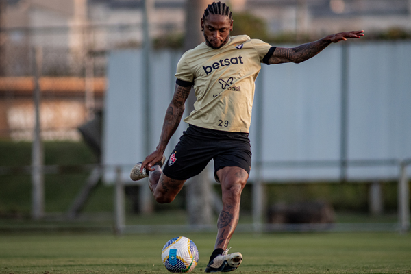 Luiz Adriano pode estar de saída do Vitória