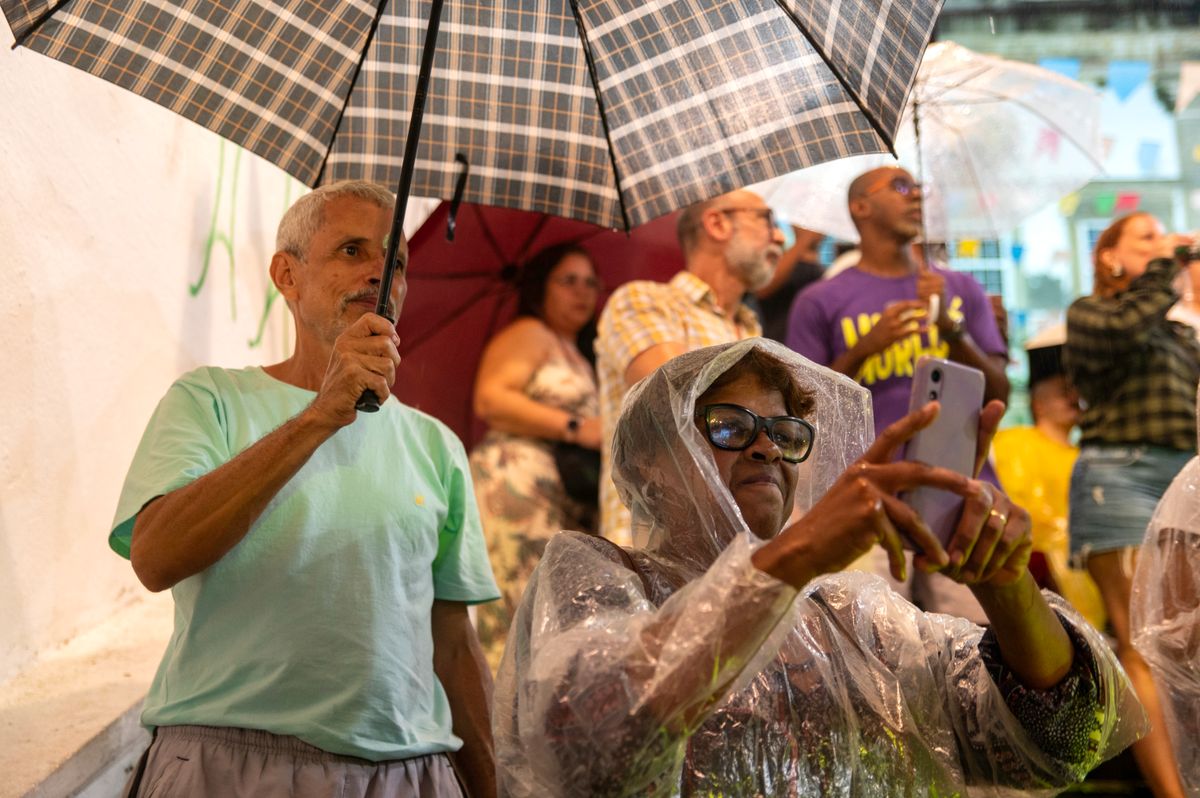 Preparada para aguentar a chuva e curtir o show Maria Vitória Reis acompanha Gerônimo sempre que pode