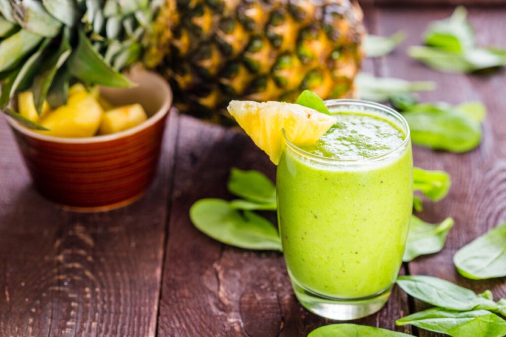 [Edicase]Suco verde com abacaxi (Imagem: Ksenija Toyechkina | ShutterStock) por  
