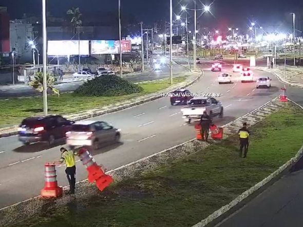 Imagem - Trânsito em avenida da Boca do Rio é retomado após interdição causada por buraco