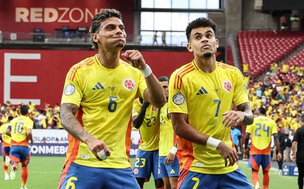 Luis Díaz (camisa 7) comemora com Richard Ríos o primeiro gol da Colômbia sobre a Costa Rica