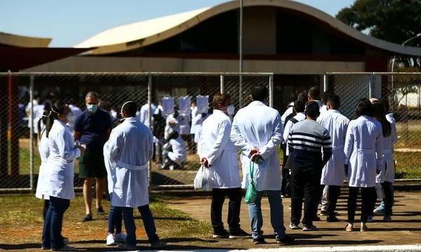 Médicos chegam ao local de prova para a segunda etapa do Exame Nacional de Revalidação de Diplomas Médicos Expedidos por Instituição de Educação Superior Estrangeira (Revalida) 2020, em Brasília