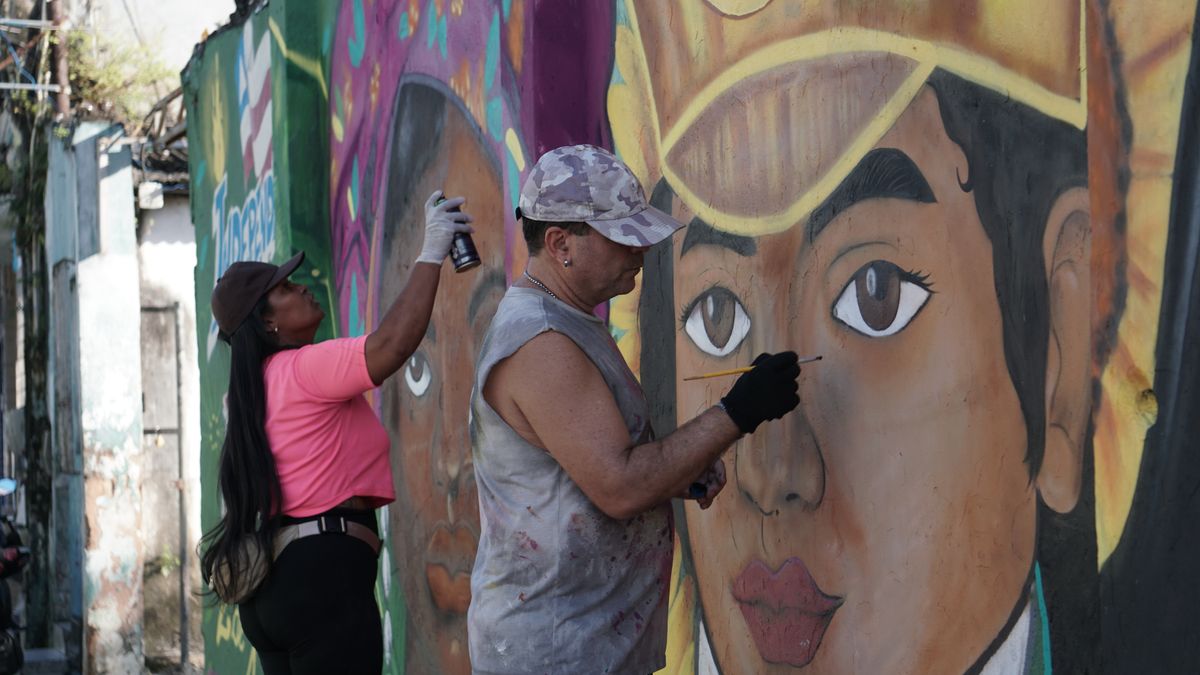 Mônica finaliza seu mural com auxílio do amigo, o artista Wilson Gomes por Ana Lucia Albuquerque/CORREIO