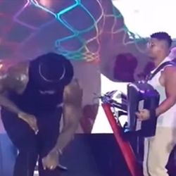 Imagem - Leo Santana é atingido nas partes íntimas por celular arremessado por fã durante show; veja vídeo