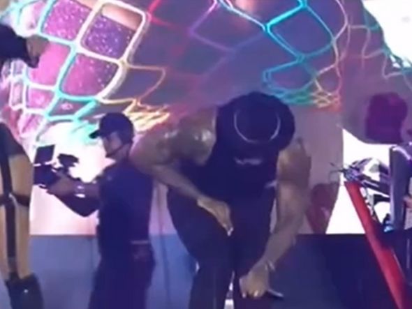 Imagem - Leo Santana é atingido nas partes íntimas por celular arremessado por fã durante show; veja vídeo