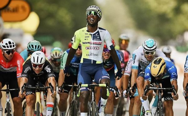 Biniam Girmay, da Eritreia, terminou em primeiro uma etapa do Tour de France