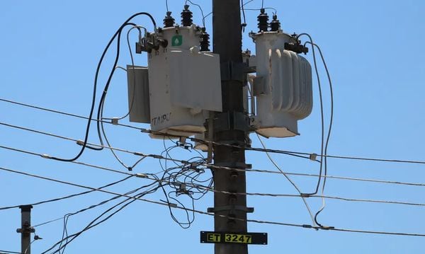 Poste de energia elétrica com cabos desconectados 