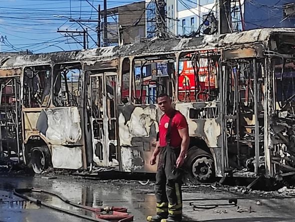 Imagem - Homens que atearam fogo em ônibus saem da prisão; PM repudia