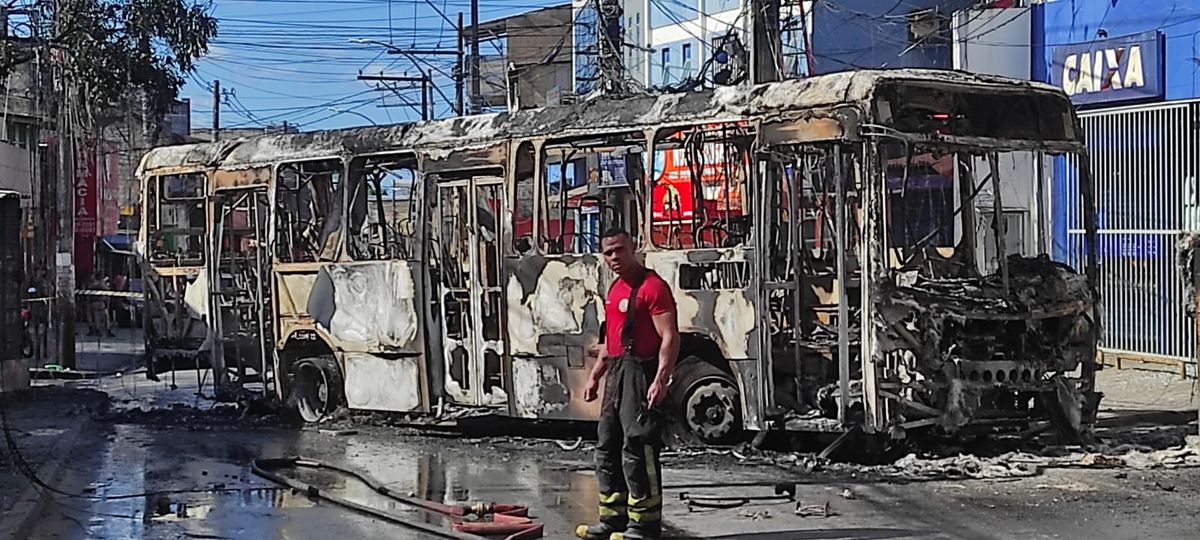 Ônibus foi incendiado na tarde desta terça-feira (2), no bairro de Tancredo Neves