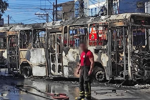 Um ônibus foi incendiado na tarde desta terça-feira (2), no bairro de Tancredo Neves, em Salvador