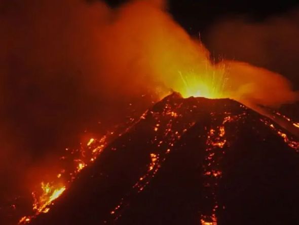 Imagem - Monte Etna: vulcão mais ativo da Europa lança cascata de lava
