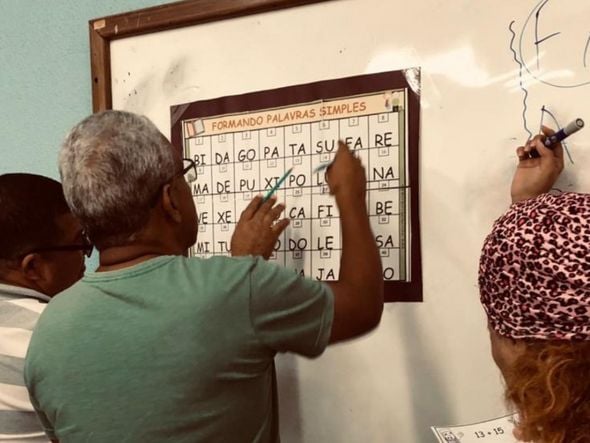 Imagem - Inscrições abertas para programa de alfabetização para adultos em Salvador