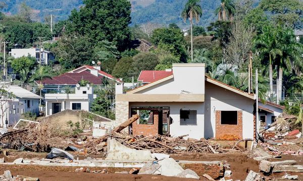 Casas destruídas após enchente que atingiu toda a região