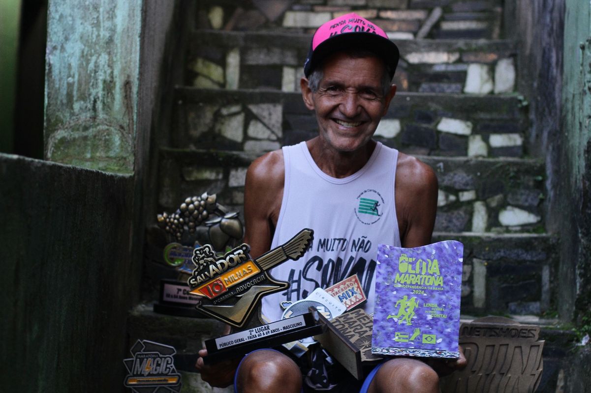 Seu José, o 'Morde Chapa', acumula troféus e medalhas de corridas