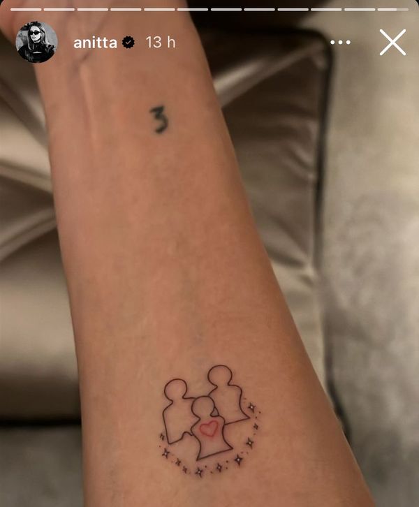 Tatuagem de Anitta com constelação familiar