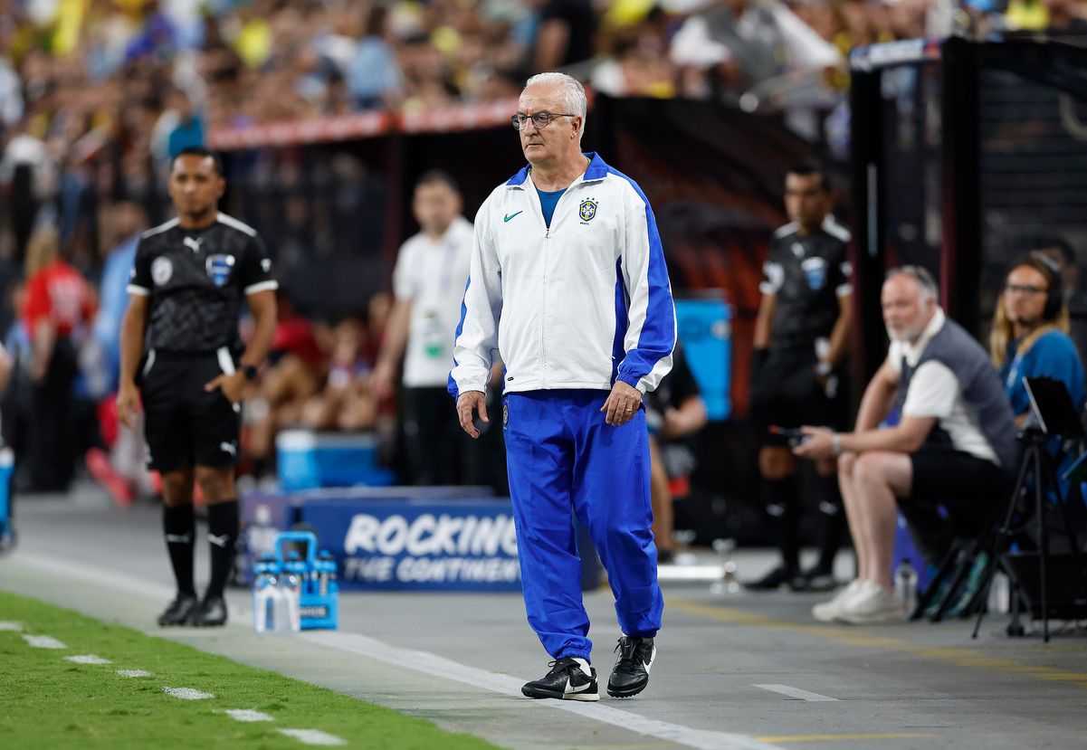 Dorival durante Brasil x Uruguai