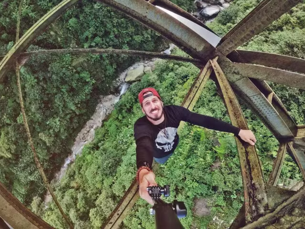 Foto tirada na trilha está entre as mais arriscadas do mundo
